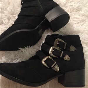 Pointy ankle boots🖤🖤